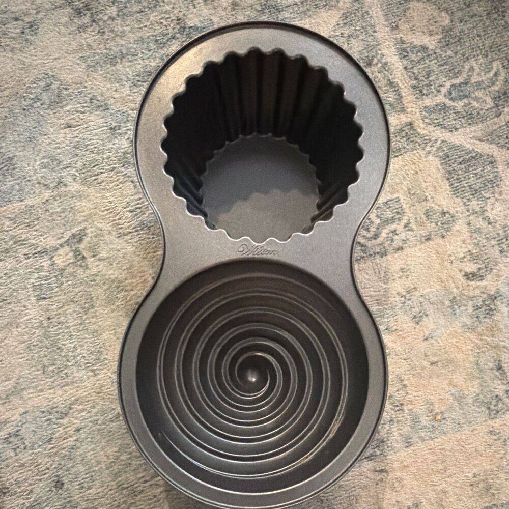 Wilton Non-Stick Carbon Steel Novelty Baking Mold Gray 6x10 in 1.6-2L